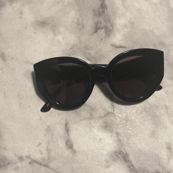 Betsy Johnson - Picture 6 of 16